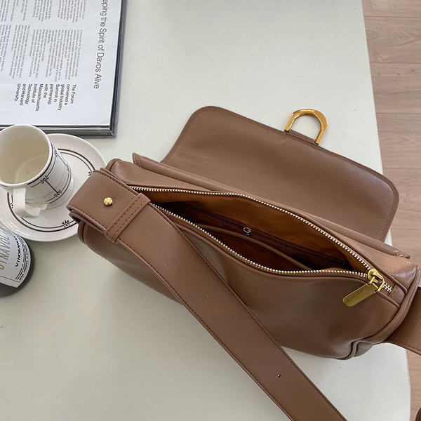 Kunstnahast vabaaja õlakott