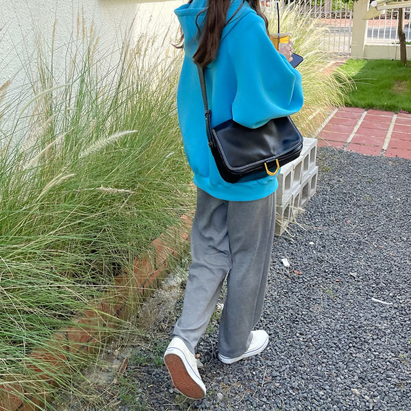 Kunstnahast vabaaja õlakott