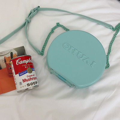 Moteriška odinė trijų spalvų rankinė su dekoratyviniais odiniais elementais