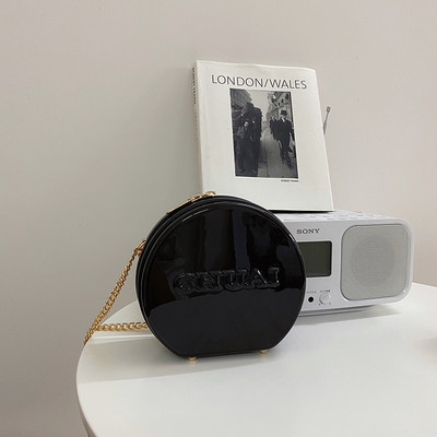 Moteriška odinė trijų spalvų rankinė su dekoratyviniais odiniais elementais