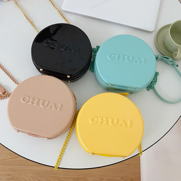 Moteriška odinė trijų spalvų rankinė su dekoratyviniais odiniais elementais