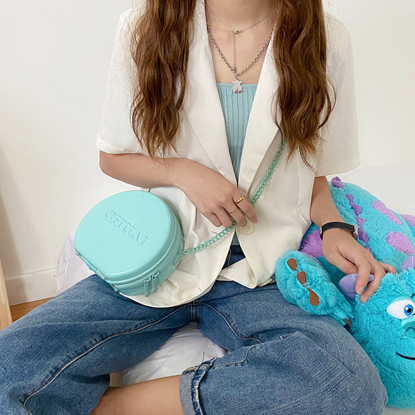 Moteriška odinė trijų spalvų rankinė su dekoratyviniais odiniais elementais