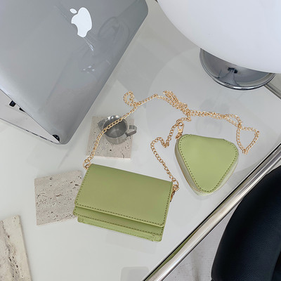 Μοντέρνα τσάντα από οικολογικό δέρμα με αλυσίδα στον ώμο