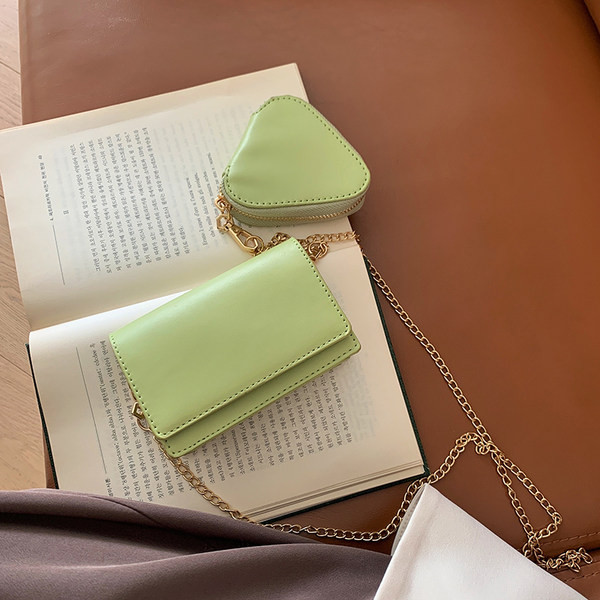 Μοντέρνα τσάντα από οικολογικό δέρμα με αλυσίδα στον ώμο