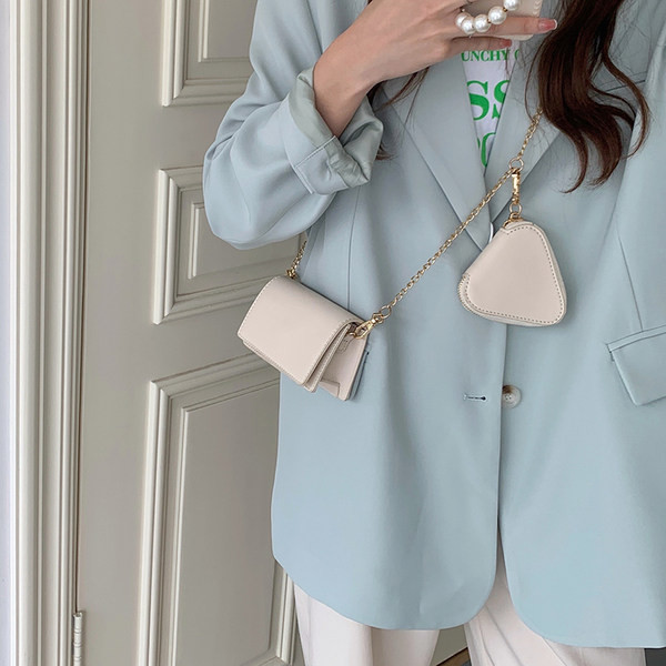 Μοντέρνα τσάντα από οικολογικό δέρμα με αλυσίδα στον ώμο