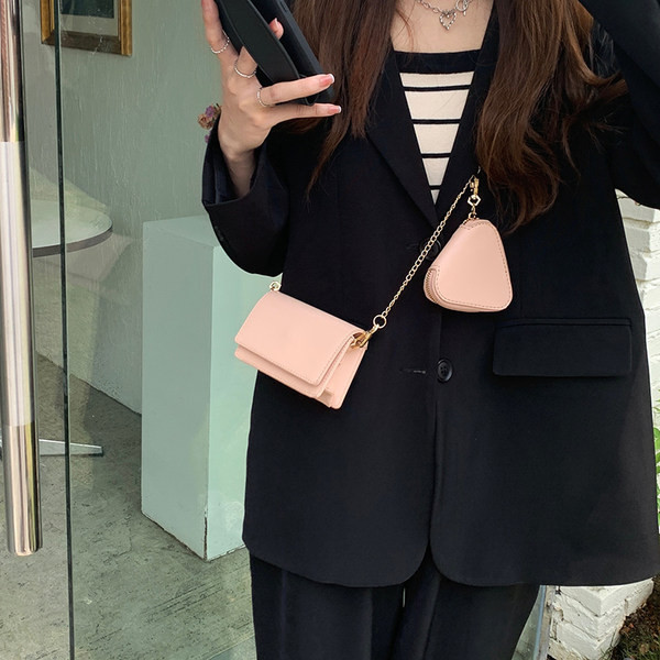 Μοντέρνα τσάντα από οικολογικό δέρμα με αλυσίδα στον ώμο