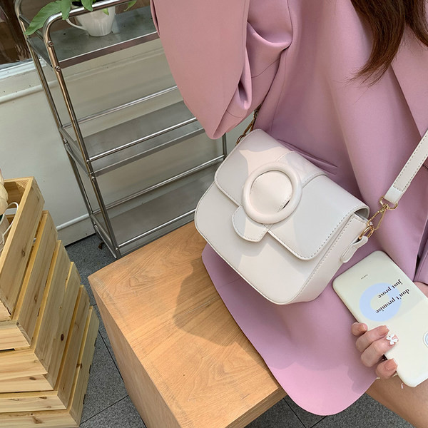 Väike kandiline kott kolmes värvitoonis