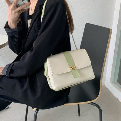 Γυναικεία μικρή τσάντα τύπου βαλίτσας από οικολογικό δέρμα με μεταλλικό κούμπωμα