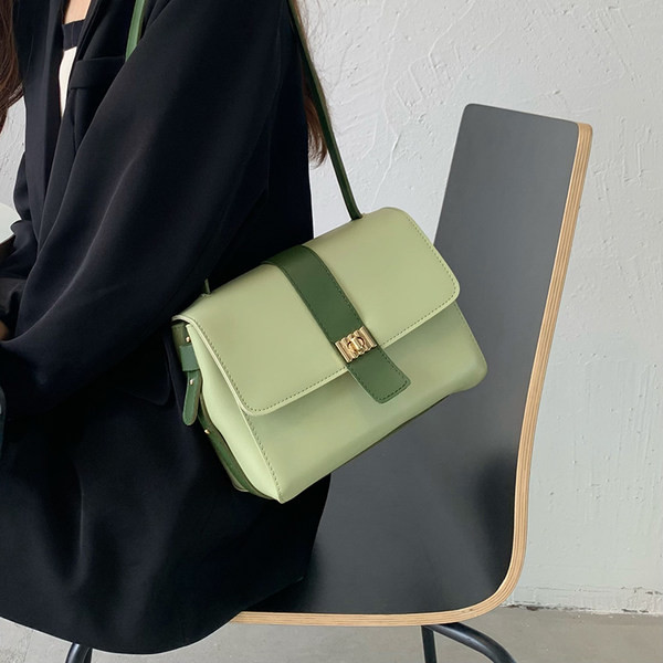 Γυναικεία μικρή τσάντα τύπου βαλίτσας από οικολογικό δέρμα με μεταλλικό κούμπωμα