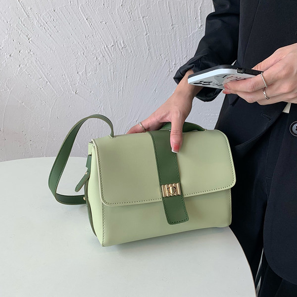 Γυναικεία μικρή τσάντα τύπου βαλίτσας από οικολογικό δέρμα με μεταλλικό κούμπωμα