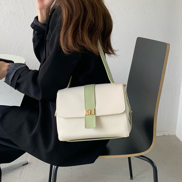 Γυναικεία μικρή τσάντα τύπου βαλίτσας από οικολογικό δέρμα με μεταλλικό κούμπωμα