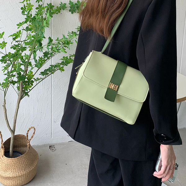 Γυναικεία μικρή τσάντα τύπου βαλίτσας από οικολογικό δέρμα με μεταλλικό κούμπωμα