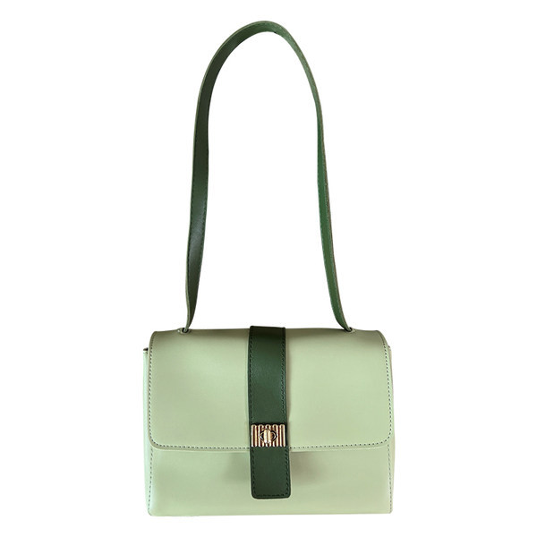 Γυναικεία μικρή τσάντα τύπου βαλίτσας από οικολογικό δέρμα με μεταλλικό κούμπωμα