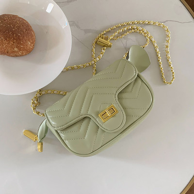 Μοντέρνα μικρή τσάντα με μεταλλικό κούμπωμα