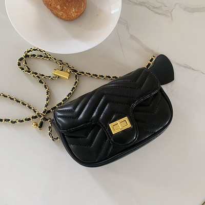 Μοντέρνα μικρή τσάντα με μεταλλικό κούμπωμα