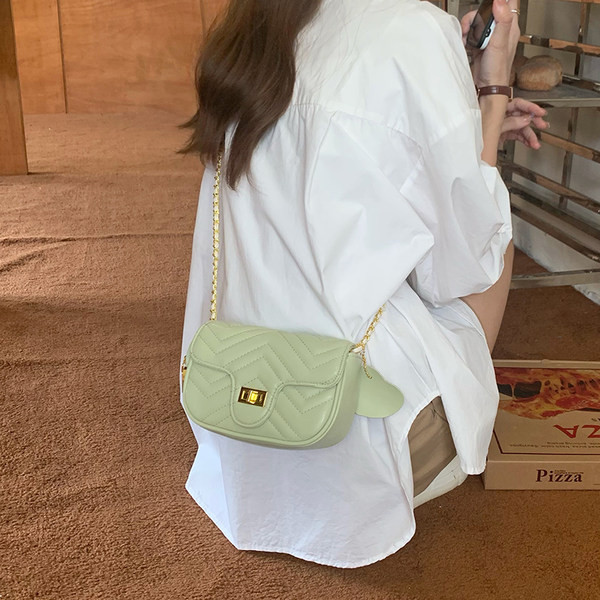 Μοντέρνα μικρή τσάντα με μεταλλικό κούμπωμα