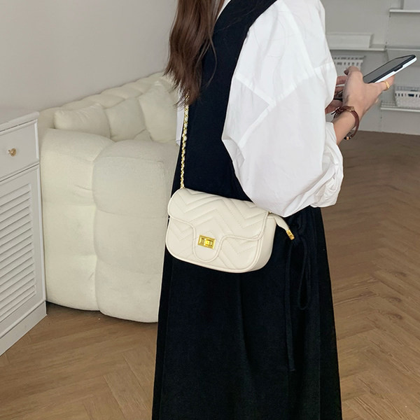 Μοντέρνα μικρή τσάντα με μεταλλικό κούμπωμα