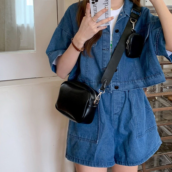 Maža dviejų spalvų rankinė su plačiu petnešėlėmis