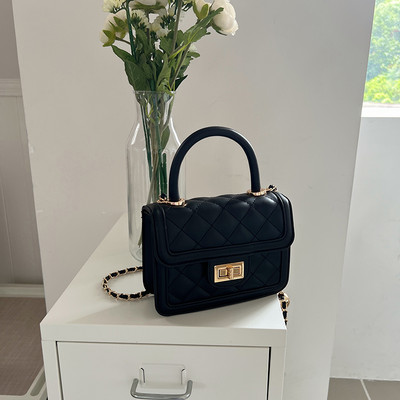 Naiste trendikas väike kott neljas erinevas värvitoonis