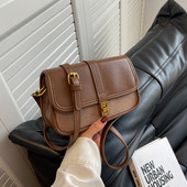 Rudas mažas krepšys su aukso papuošimais