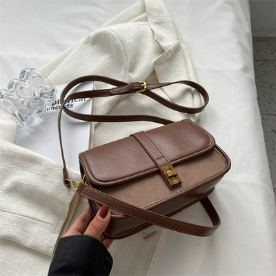 Rudas mažas krepšys su aukso papuošimais