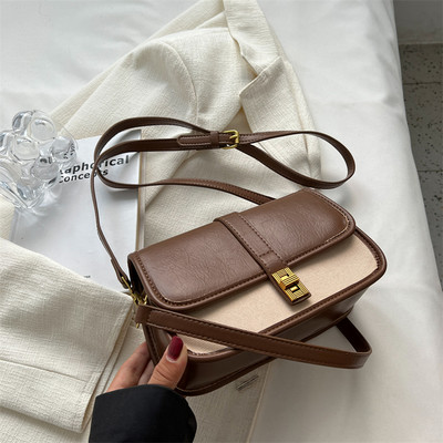 Rudas mažas krepšys su aukso papuošimais