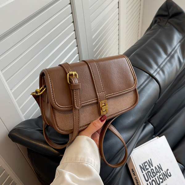 Rudas mažas krepšys su aukso papuošimais