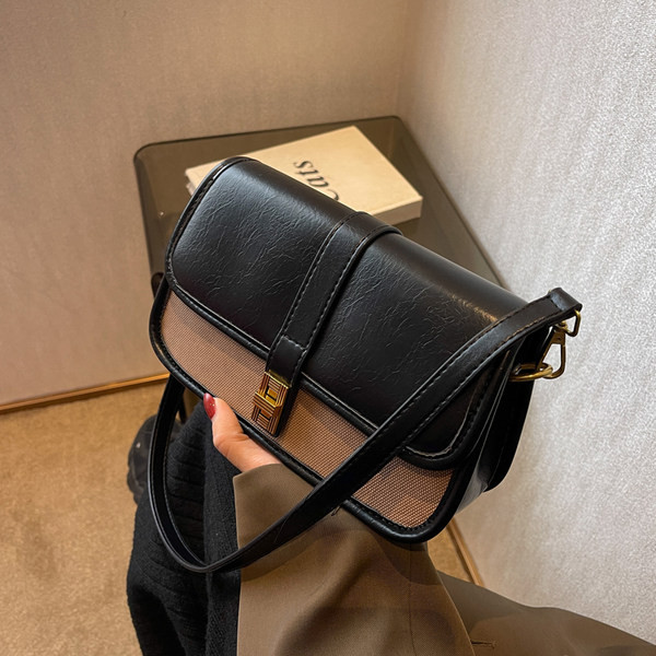 Rudas mažas krepšys su aukso papuošimais