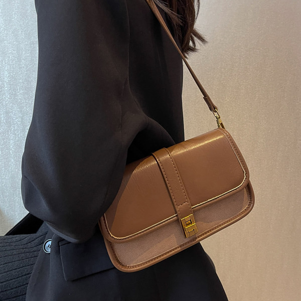 Rudas mažas krepšys su aukso papuošimais