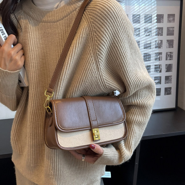 Rudas mažas krepšys su aukso papuošimais