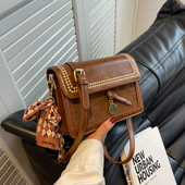 Női kisméretű öko bőr táska fém csattal és hímzéssel