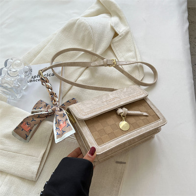 Női kisméretű öko bőr táska fém csattal és hímzéssel