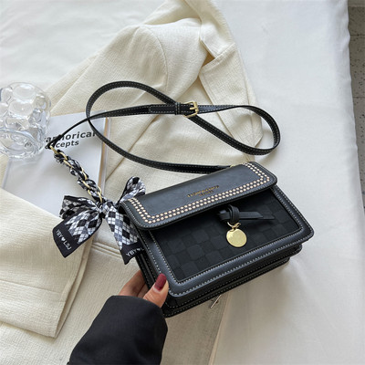 Női kisméretű öko bőr táska fém csattal és hímzéssel