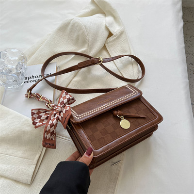 Női kisméretű öko bőr táska fém csattal és hímzéssel