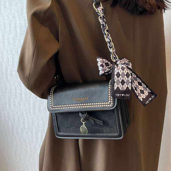 Női kisméretű öko bőr táska fém csattal és hímzéssel