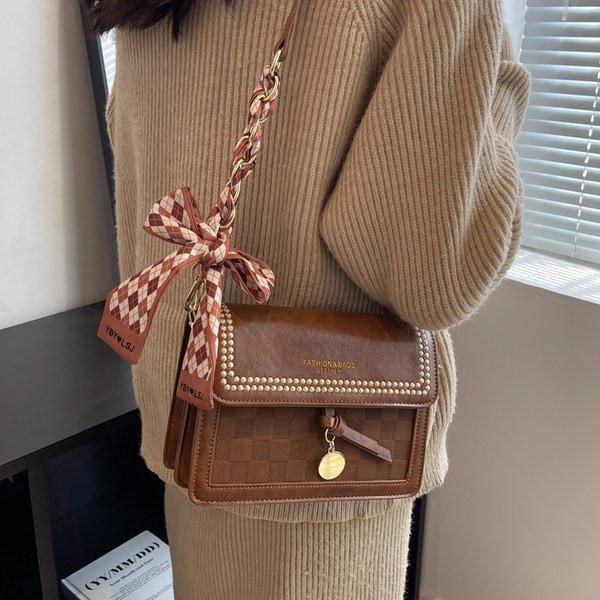 Női kisméretű öko bőr táska fém csattal és hímzéssel