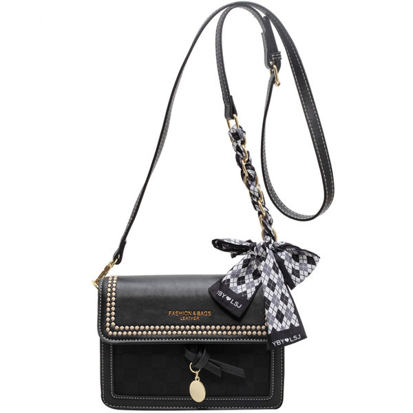 Női kisméretű öko bőr táska fém csattal és hímzéssel