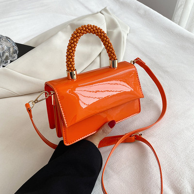 Moteriška kvadratinė rankinė su petnešėlėmis arba ranka