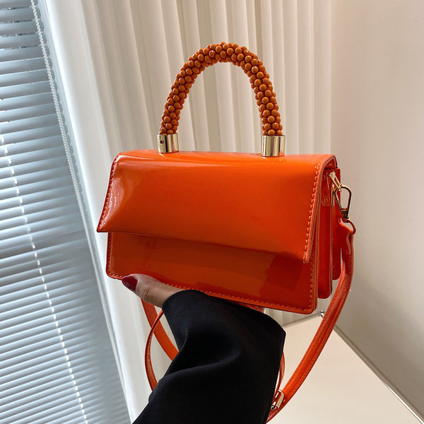 Moteriška kvadratinė rankinė su petnešėlėmis arba ranka