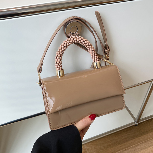 Moteriška kvadratinė rankinė su petnešėlėmis arba ranka