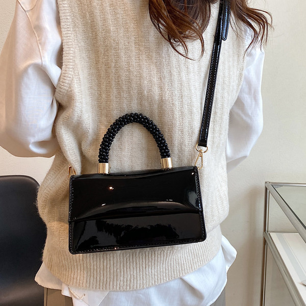 Moteriška kvadratinė rankinė su petnešėlėmis arba ranka