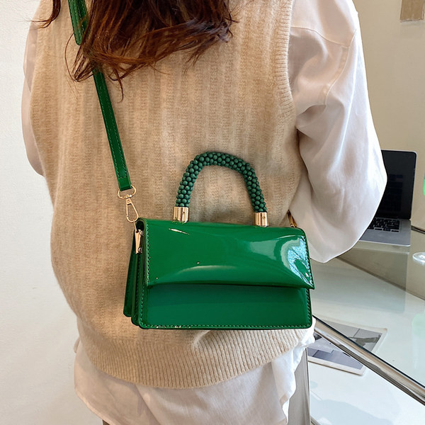 Moteriška kvadratinė rankinė su petnešėlėmis arba ranka