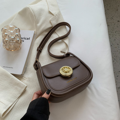 Erinevates värvitoonides dekoratiivse elemendiga naiste vabaajakott