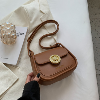 Erinevates värvitoonides dekoratiivse elemendiga naiste vabaajakott