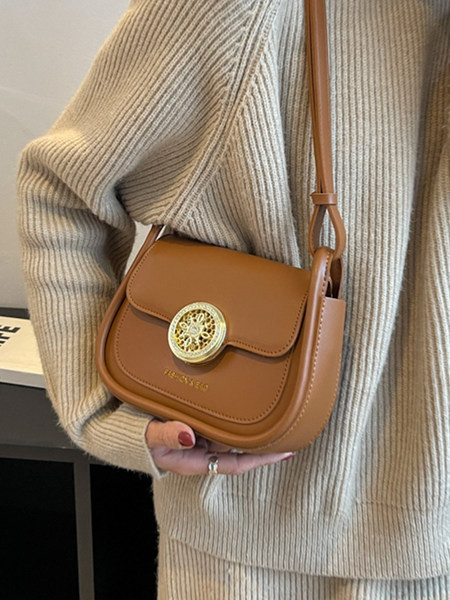 Erinevates värvitoonides dekoratiivse elemendiga naiste vabaajakott