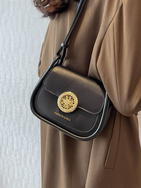 Erinevates värvitoonides dekoratiivse elemendiga naiste vabaajakott