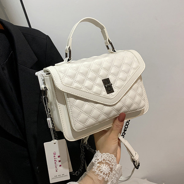 Stílusos négyzet alakú ekobőr táska, fém csattal nőknek