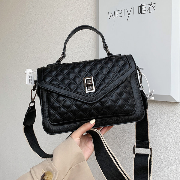 Stílusos négyzet alakú ekobőr táska, fém csattal nőknek