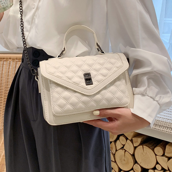 Stílusos négyzet alakú ekobőr táska, fém csattal nőknek