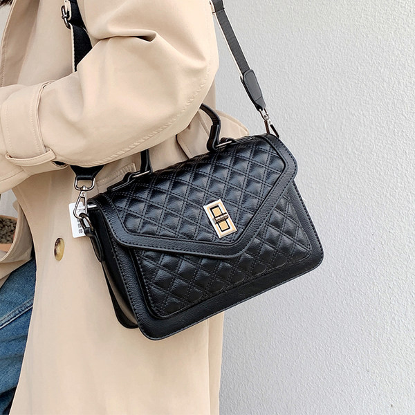 Stílusos négyzet alakú ekobőr táska, fém csattal nőknek